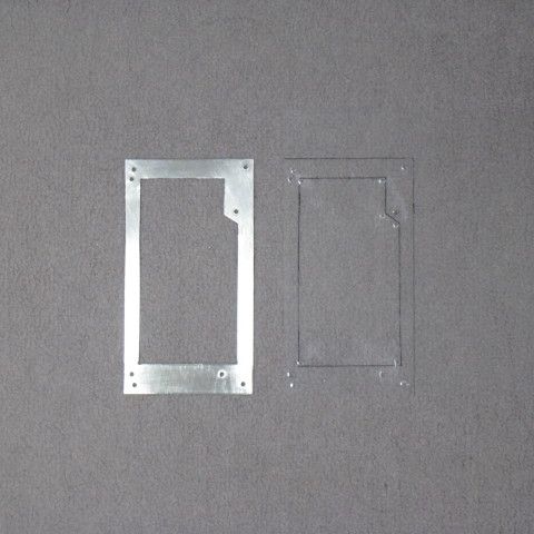 自作したブラケットと透明な樹脂板の画像