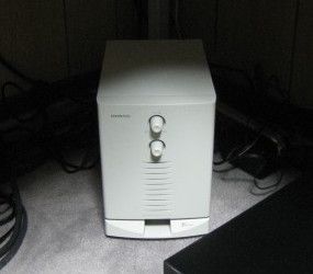 パソコンデスク下のSW-5A(W)の画像